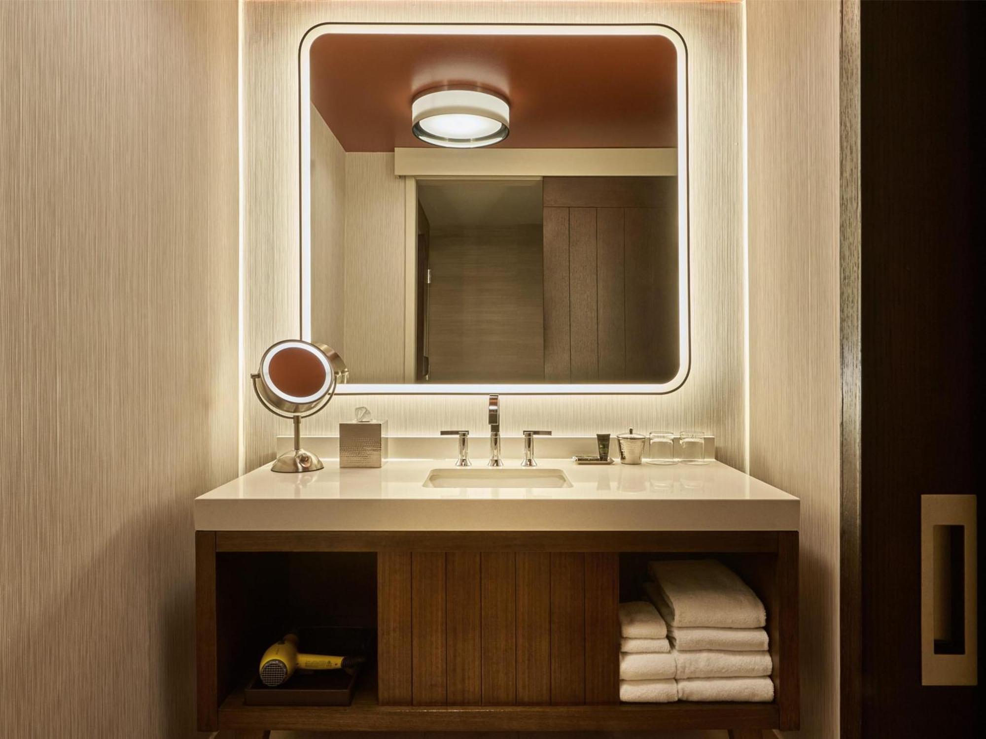 Hyatt Centric Magnificent Mile Hotel 4*