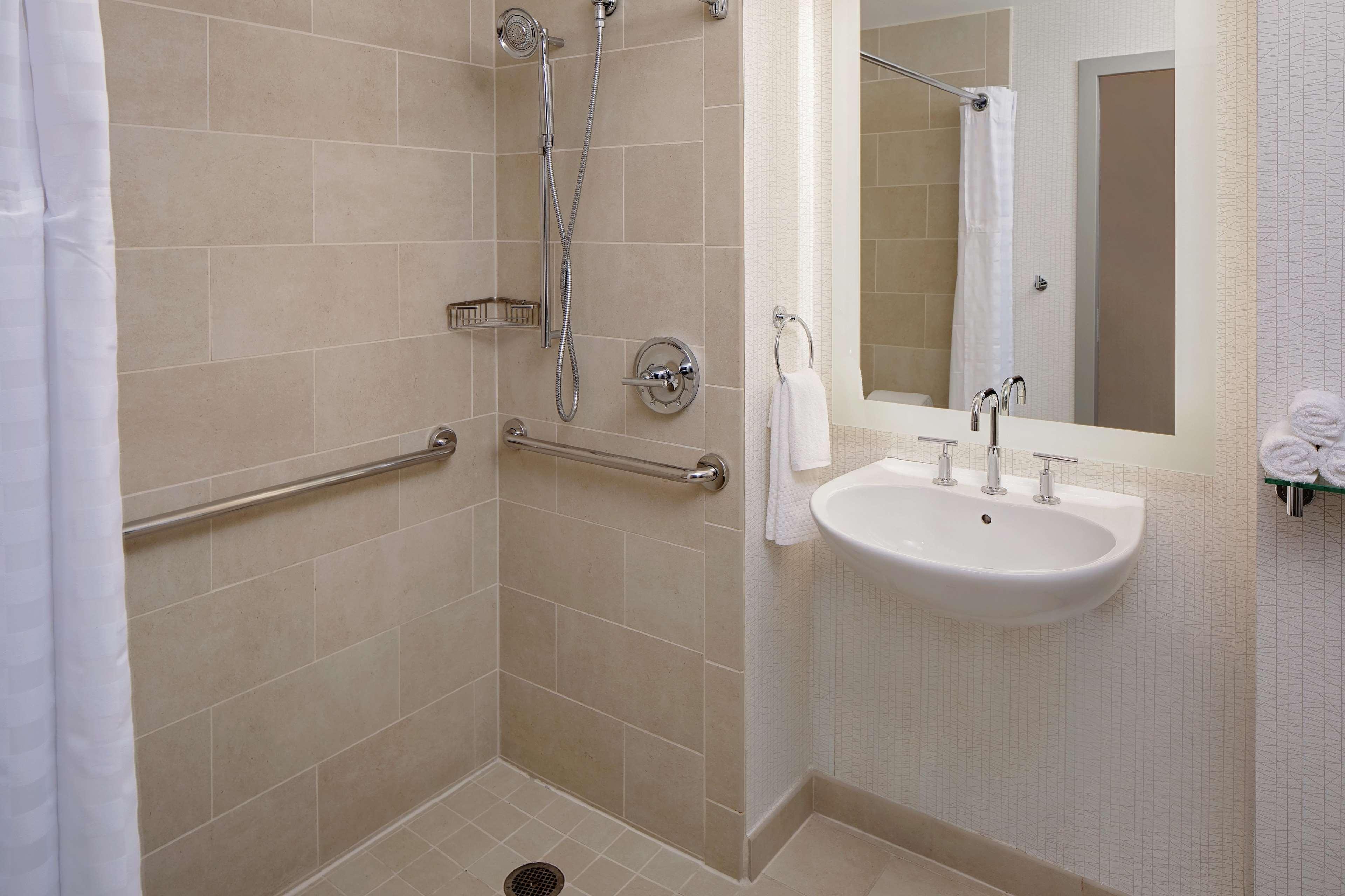 Hyatt Centric Magnificent Mile 4*